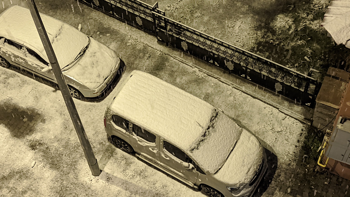 Ardahan'a mevsimin ilk karı düştü
