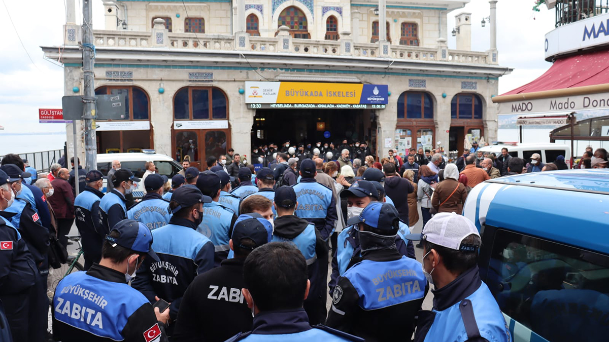 İBB, 3. şahsa devredilen kafeyi tahliye etmek istedi, ortalık karıştı