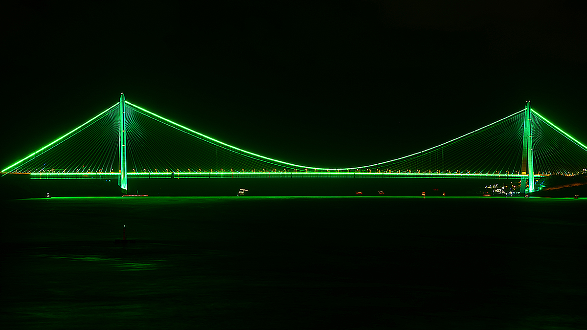 İstanbul'daki iki köprü "Serebral Palsi" farkındalığı için yeşil renkle aydınlatıldı