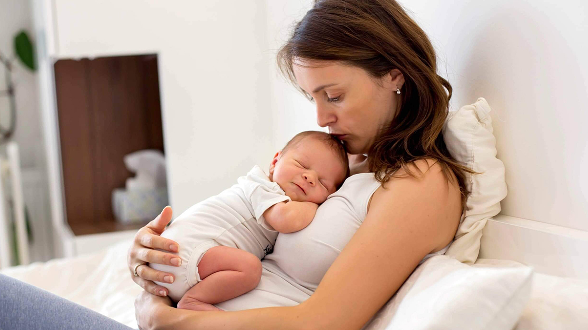 Kovid-19 testi pozitif çıkan anne, bebeğini emzirmeye devam edebilir