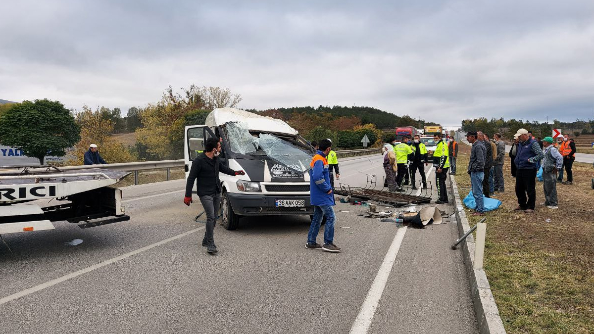 Tarım işçilerini taşıyan minibüs devrildi