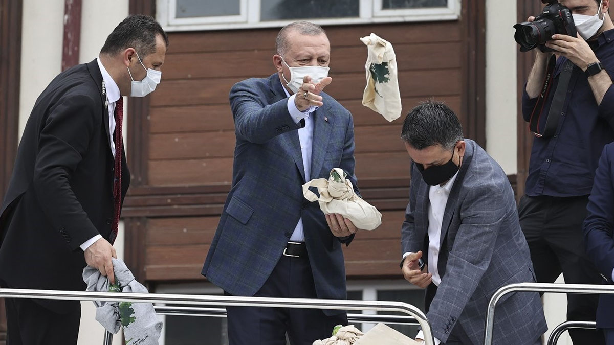 Erdoğan’ın çay fırlatmasını taklit eden öğrencilere tutanak
