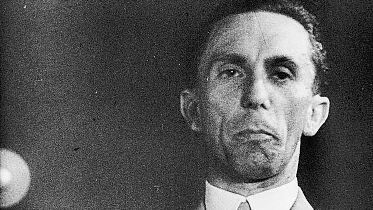 Skandal ortaya çıktı: Hitler'in sağ kolu hala 'onursal vatandaş'!