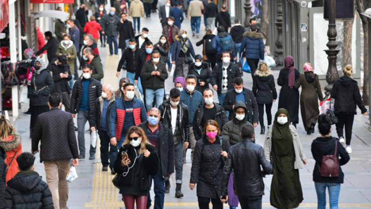 Uzmanlar azalmayan vaka sayılarını için uyarıyor: Aşılanma hızlanmalı