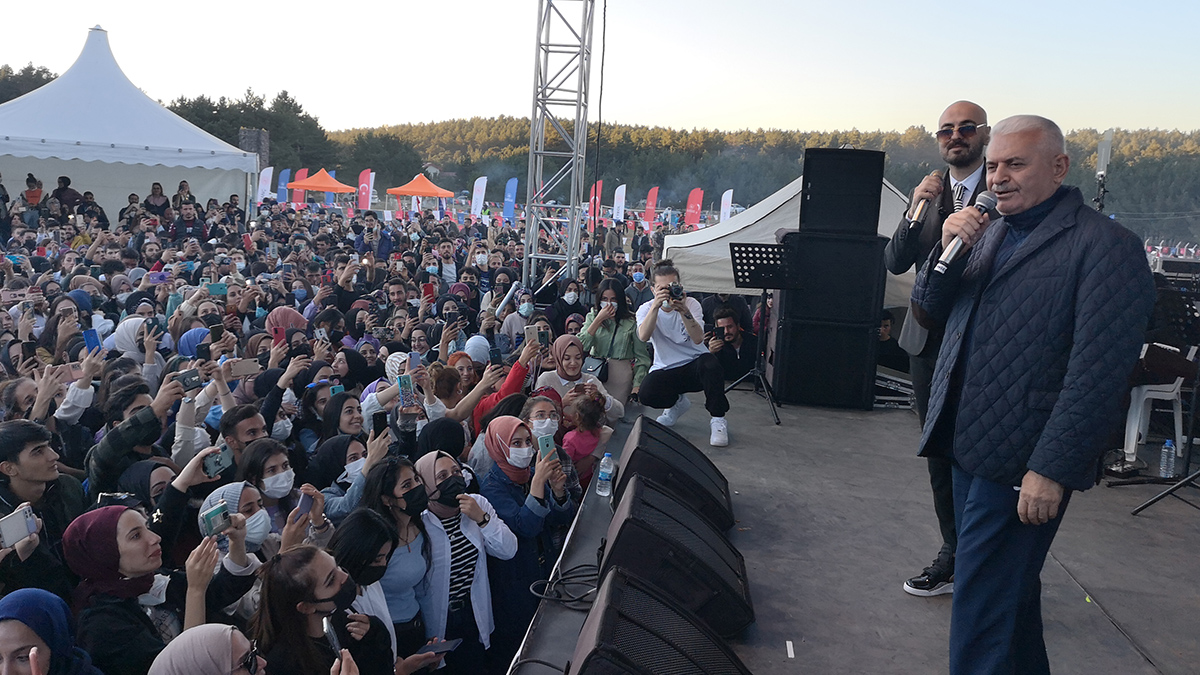 Binali Yıldırım şarkıcı Soner Sarıkabadayı ile düet yaptı