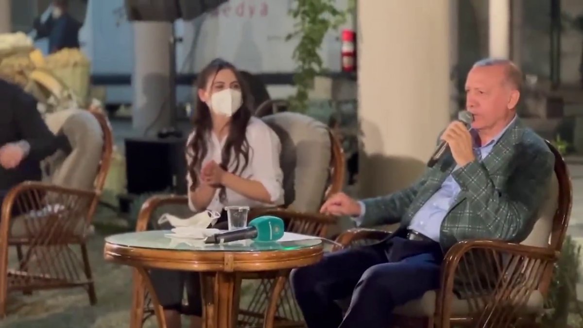 Cumhurbaşkanı Erdoğan gençlerle şarkı söyledi
