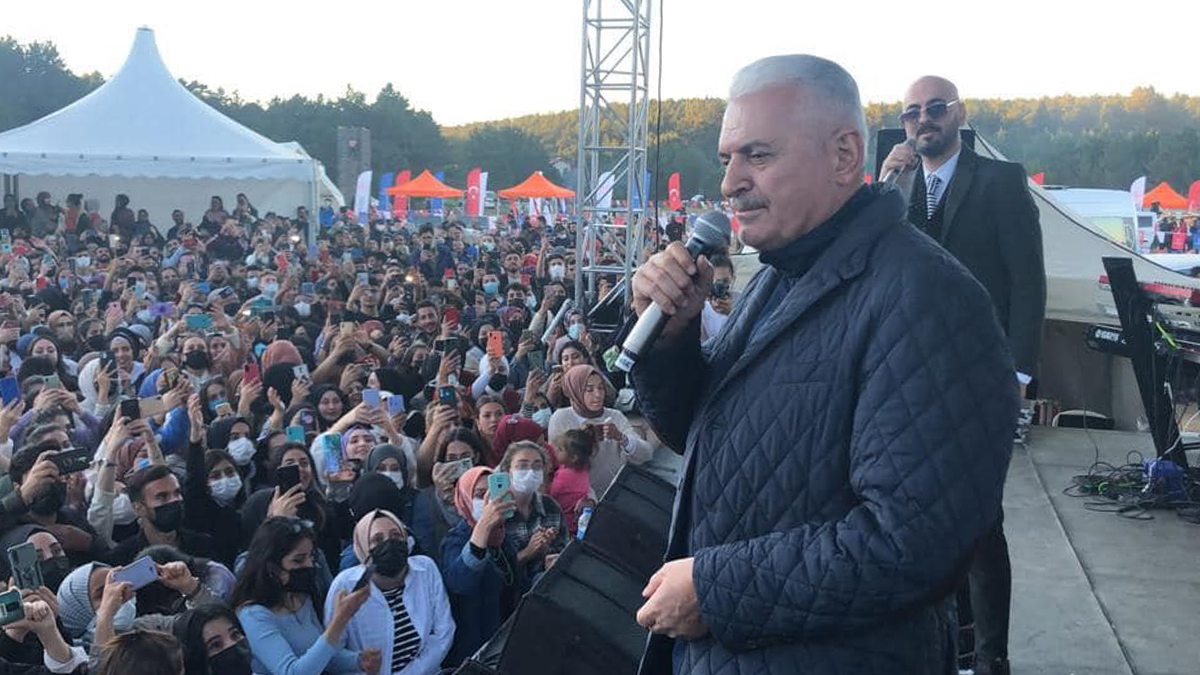 Binali Yıldırım, festivalde öğrencilerle türkü söyledi