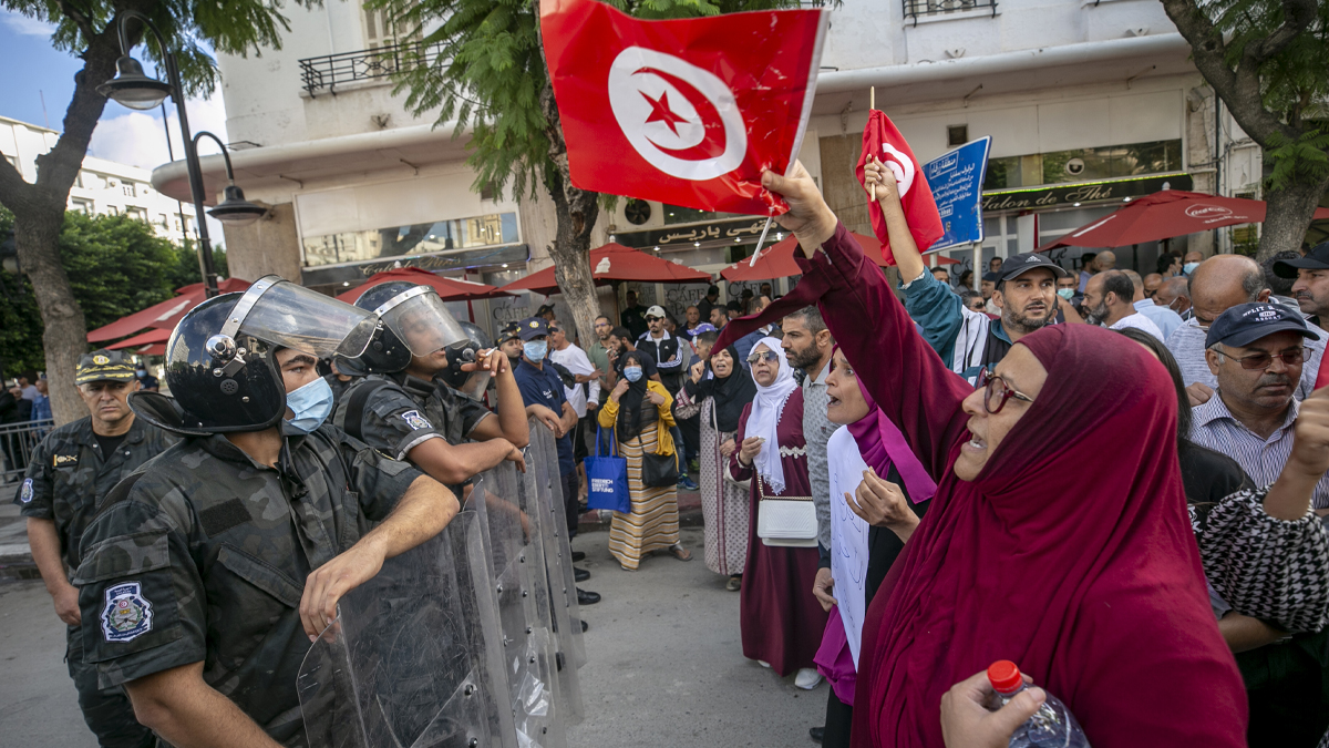 Tunus ayakta! 'Olağanüstü yetki' halkı kızdırdı