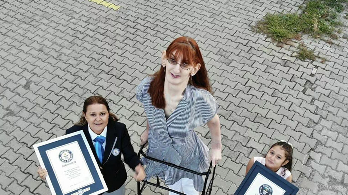 Rümeysa Gelgi, dünyanın en uzun boylu kadını olarak Guinness'e  girdi