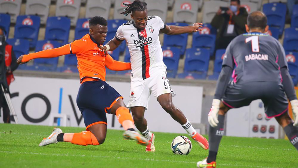 Başakşehir Beşiktaş'ı son dakikalarda yıktı
