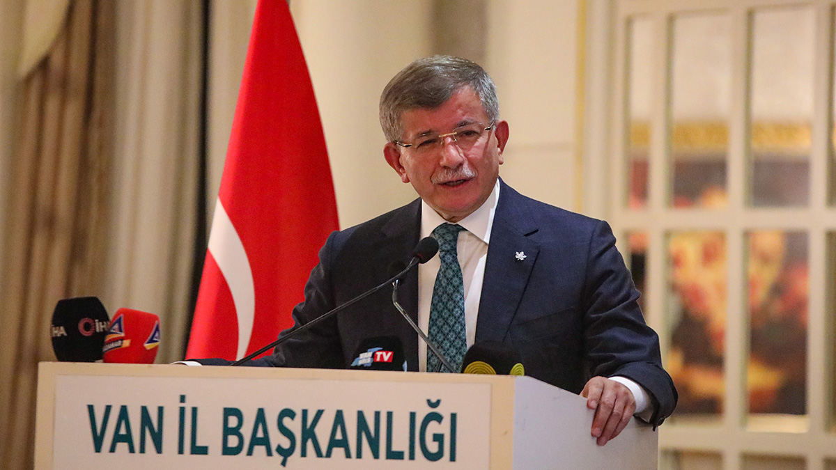 Ahmet Davutoğlu: Bahçeli Kürtçe'ye hakaret ediyor