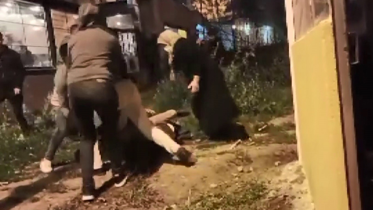 Taksicilerden park yeri kavgası! Tekme ve yumruklar havada uçuştu