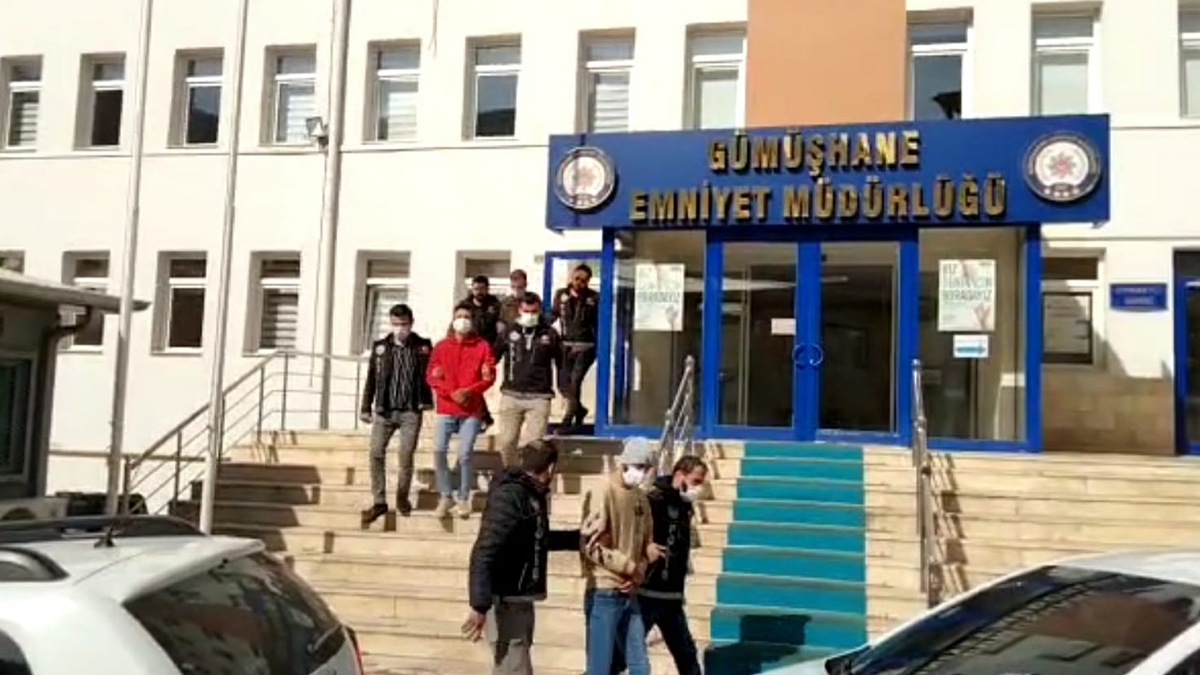 Polis ekipleri kargo görevlisi gibi davrandı, uyuşturucu şüphelilerini yakaladı