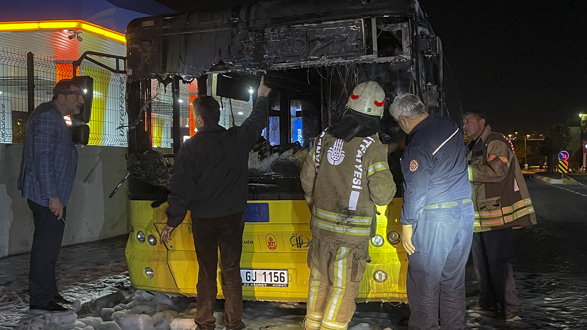 Park halindeki İETT otobüsü alev aldı