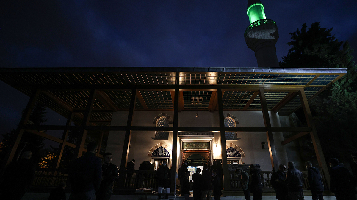 Özdemir Bayraktar için ailesi mevlit okuttu