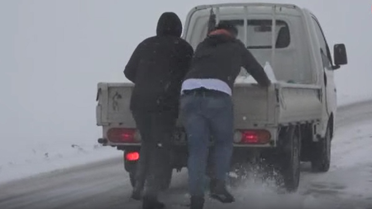 Kar yağışına hazırlıksız yakalananlara gazeteciler yetişti