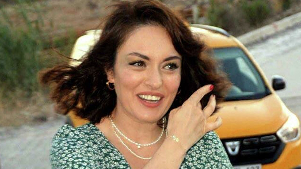 Taksi bulamayan Ezgi Mola otobüse bindi: Taksinizi başınıza çalın