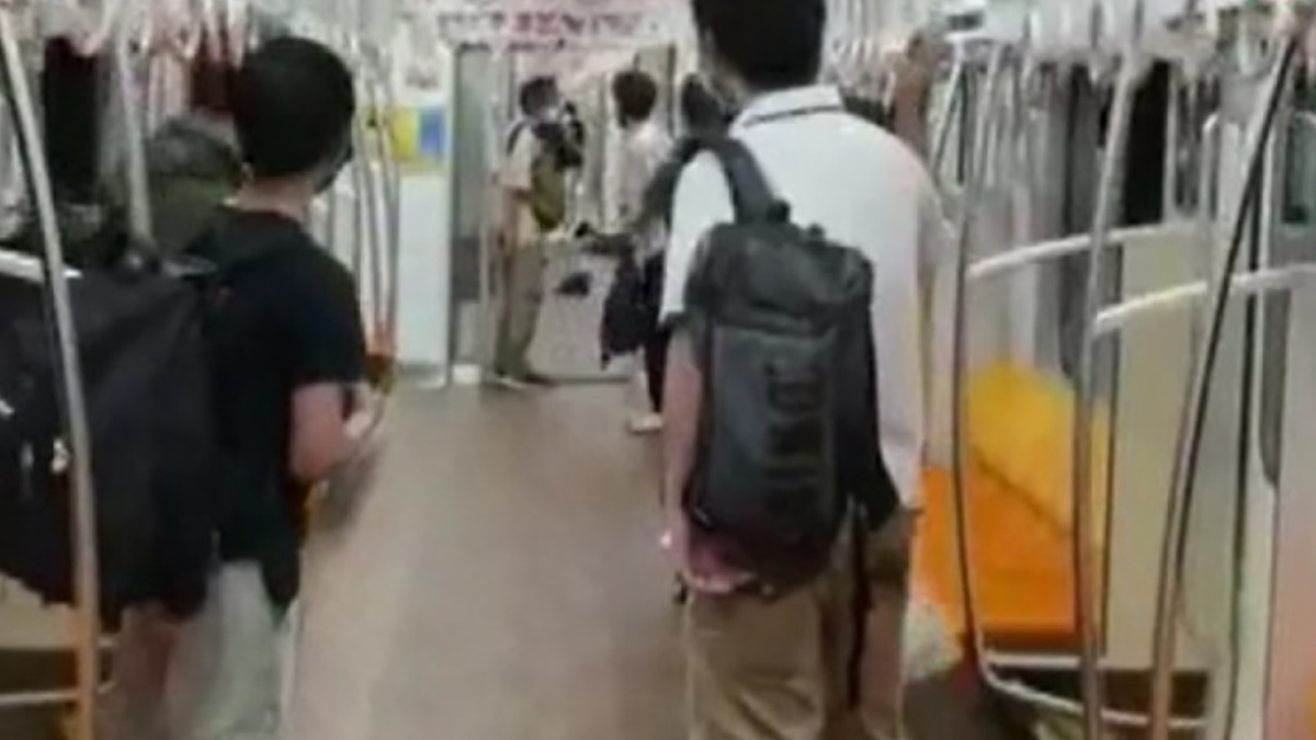 Tokyo'da bıçaklı saldırı: Treni ateşe verip 15 kişiyi yaraladı