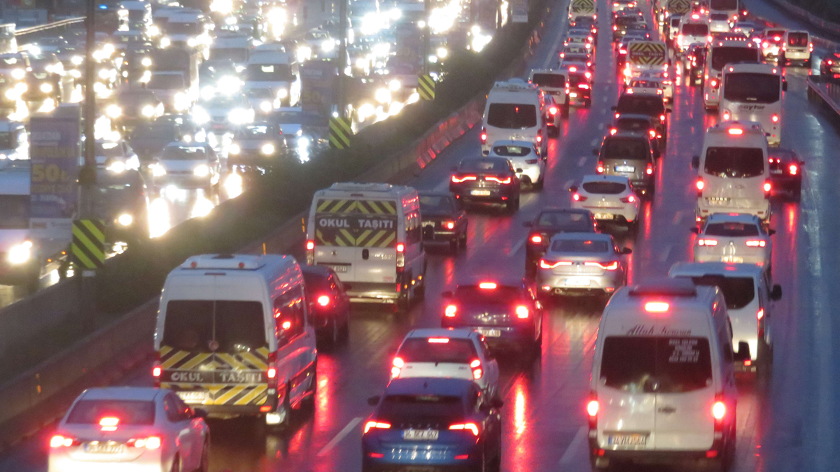 istanbul da pazartesi trafigine yagmur etkisi