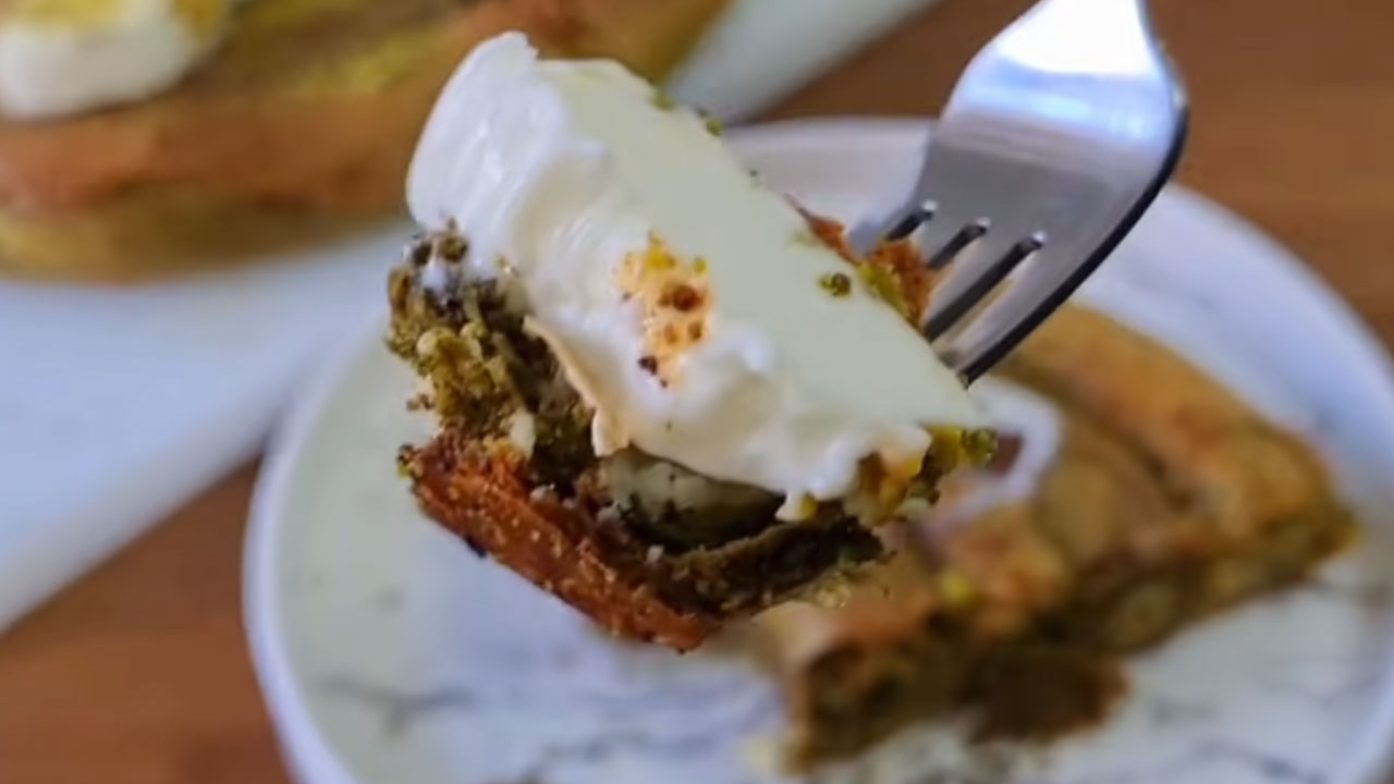 Yapımı çok kolay, lezzeti ise tam bir efsane! İşte çıtır çıtır Kaymaklı Katmer tarifi