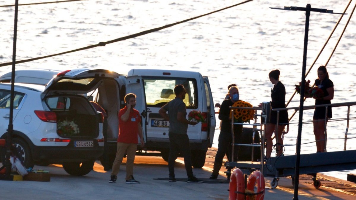 Bill Gates'ten yat personeline 3 araç dolusu hediye