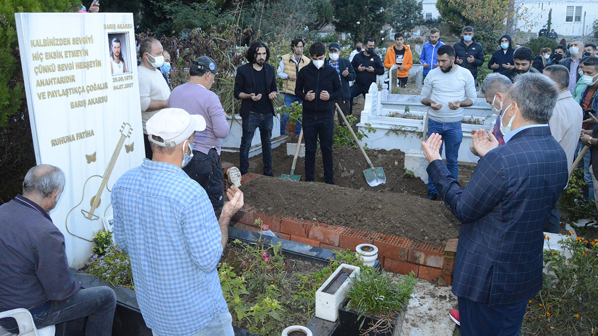 Şarkıcı Barış Akarsu'nun annesi toprağa verildi
