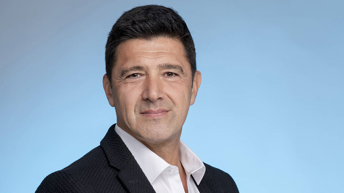 Hakan Ural sevenlerinden dua istedi