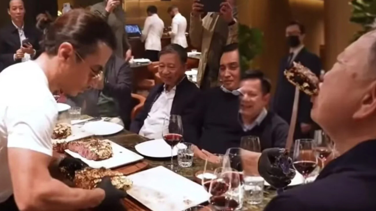 Komünist bakana Nusret'te altın kaplamalı et