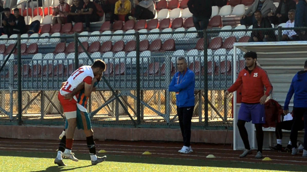 Sakatlanan rakibini sırtında taşıdı