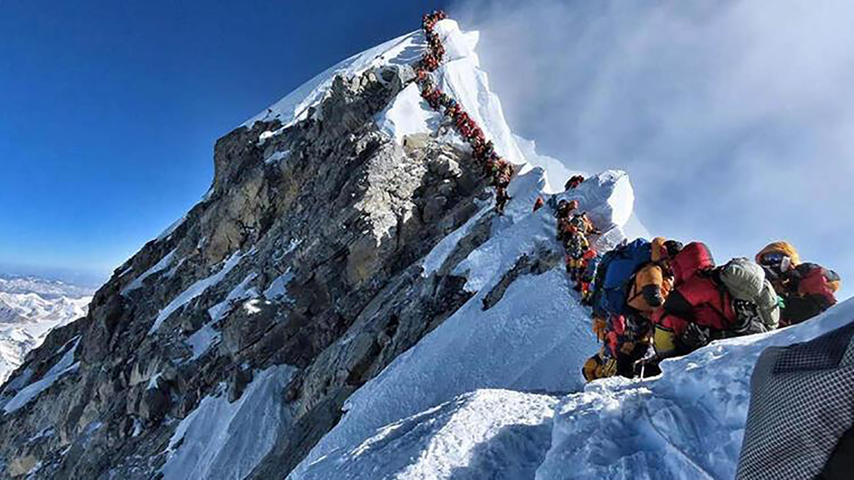 Everest'te kaybolan 3 dağcının cesedi bulundu