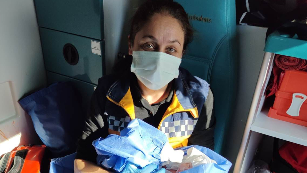 Bakan Koca sosyal medyada paylaştı: Bebek biraz aceleci