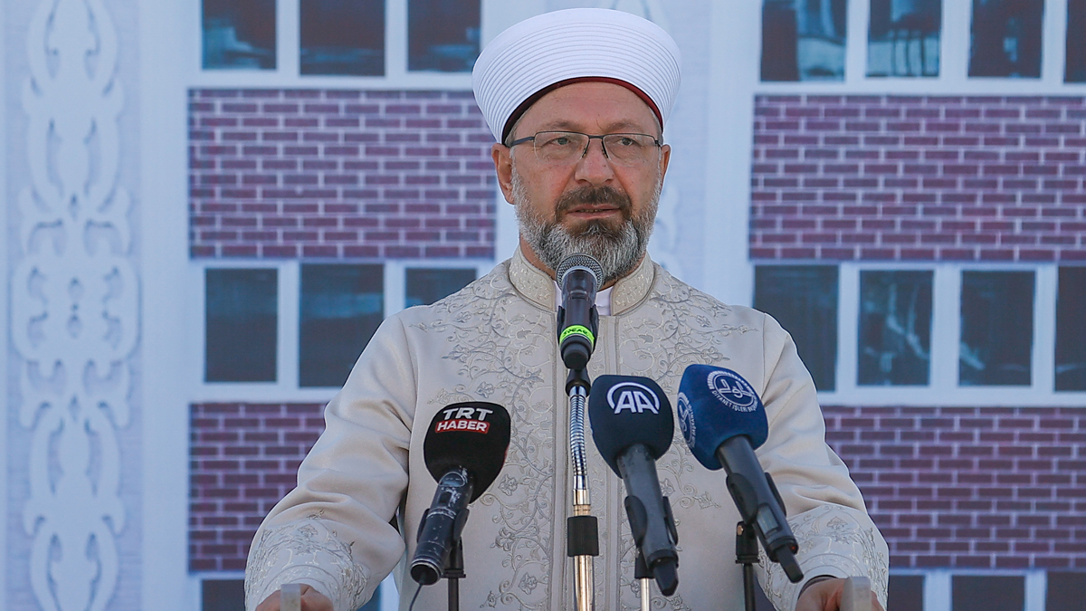 Diyanet İşleri Başkanı Erbaş: Topluma rehberlik eden hizmetkarlarız