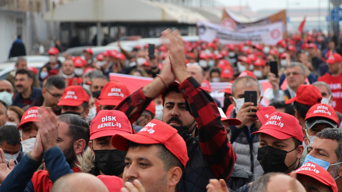 İzmir'de binlerce işçi sokağa çıktı: Geçinemiyoruz