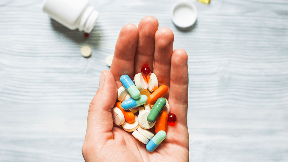 Uzmanından uyarı: Kovid-19 salgınında antibiyotik kullanılmalı mı?