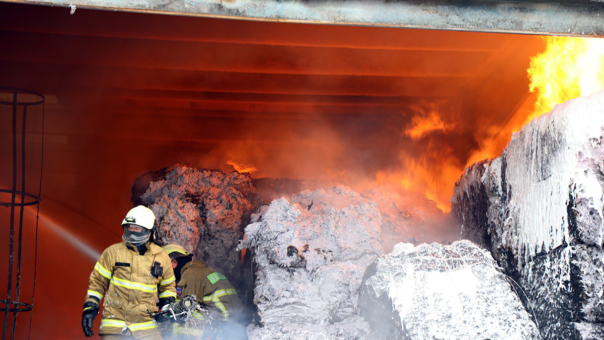 Uşak'ta fabrika yangını: İşçiler tahliye edildi
