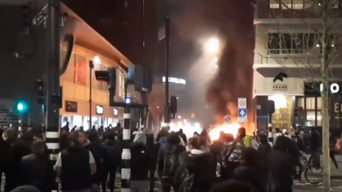 Hollanda'da Kovid-19 kısıtlamaları karşıtı  eylemciler polisle çatıştı