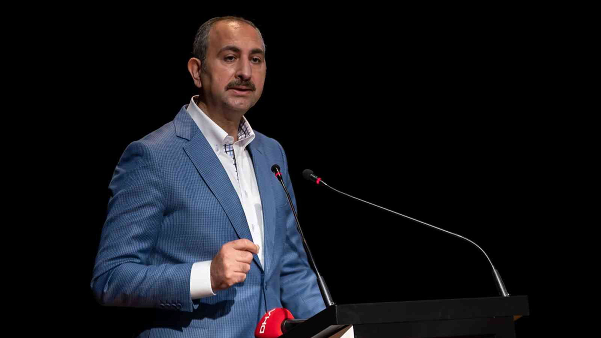 Bakan Gül'den hukuk öğrencilerine: Aklınızı kiraya vermeyin