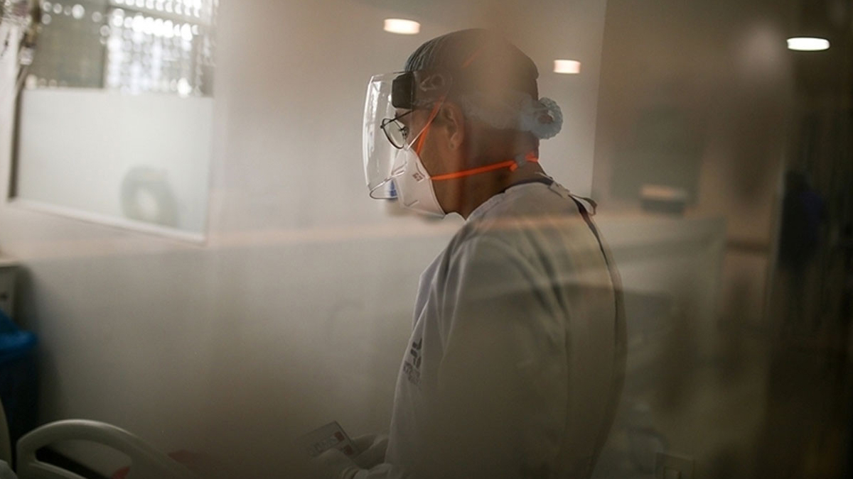 Uzman isim uyardı: Koronavirüs hasta seçmeye başladı