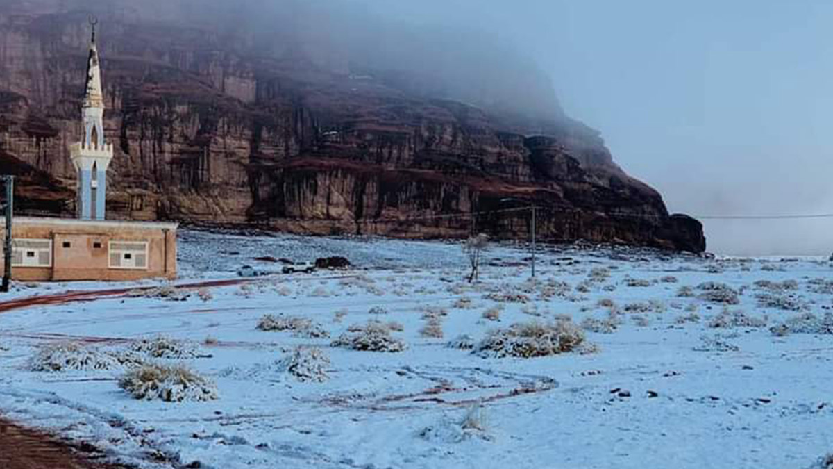Suudi Arabistan Tureyf'de kar yağışı