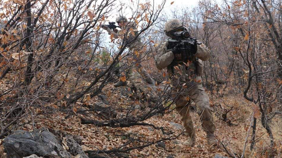 Tunceli'de teröristlere ait 9 sığınak imha edildi