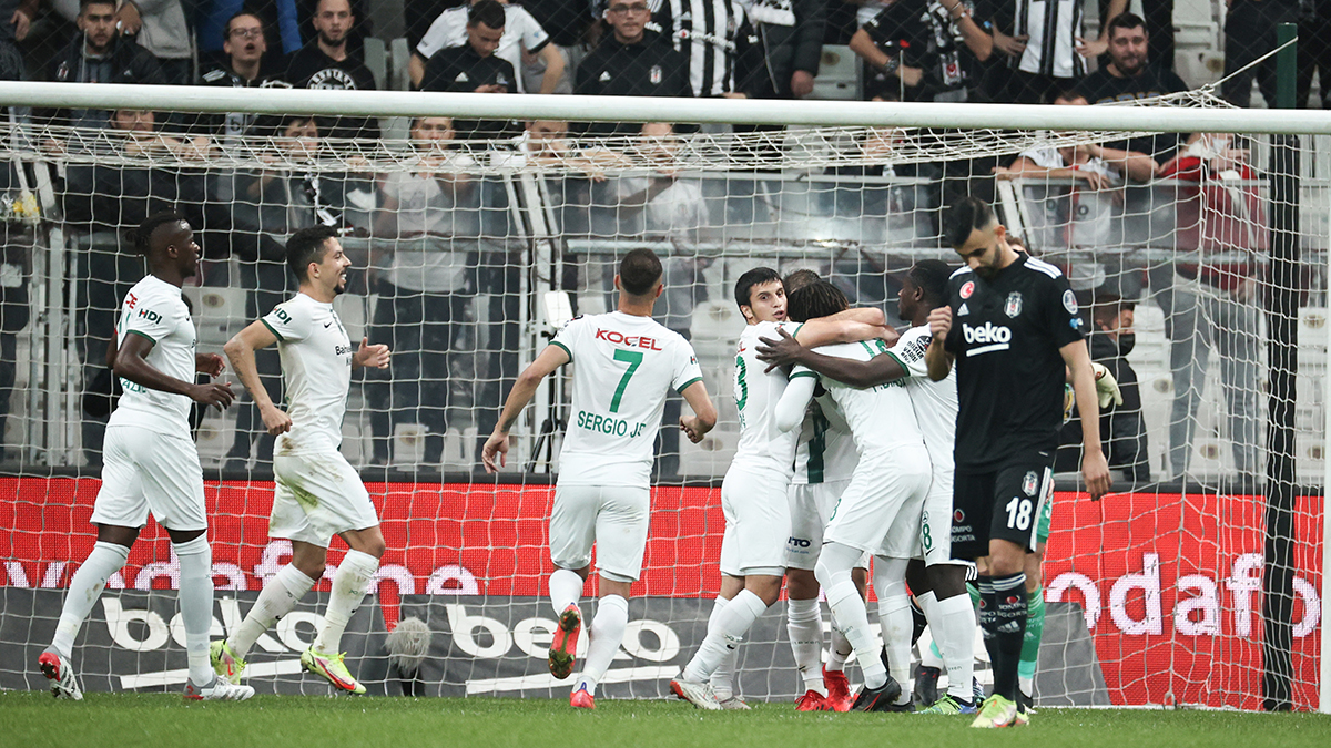 Beşiktaşlı taraftarlardan oyunculara tepki