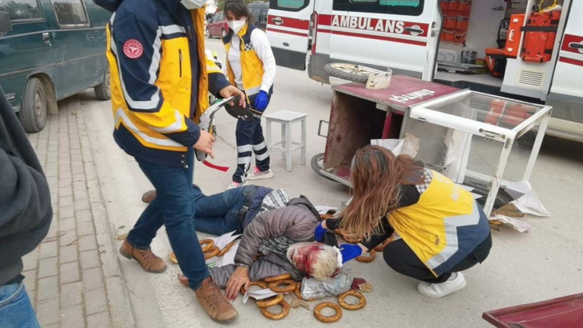 Lodosun devirdiği simit arabasının altında kalan simitçi ağır yaralandı