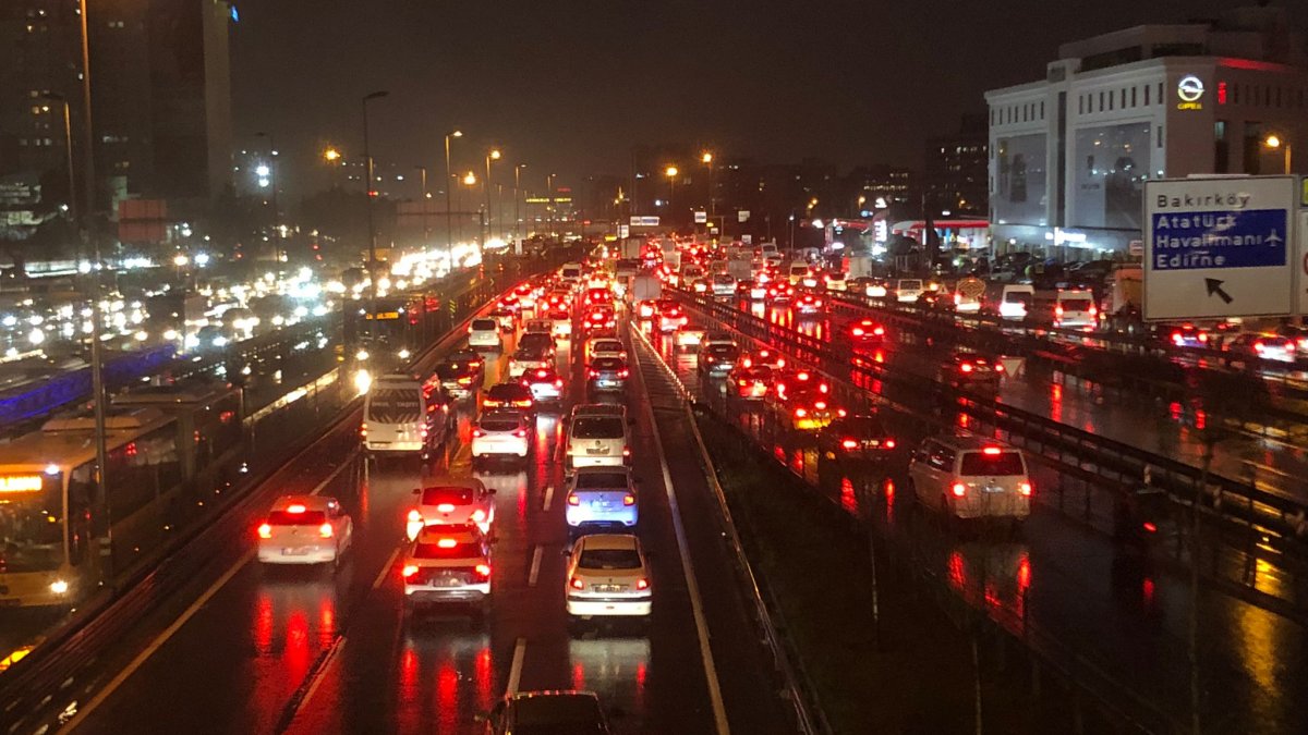 Lodosun etkisini gösterdiği İstanbul'da trafik yüzde 85