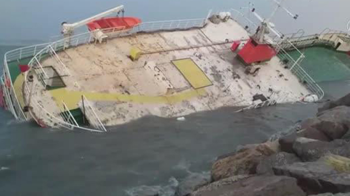 Kuvvetli lodos İstanbul'u esir aldı: RO-RO gemisi battı