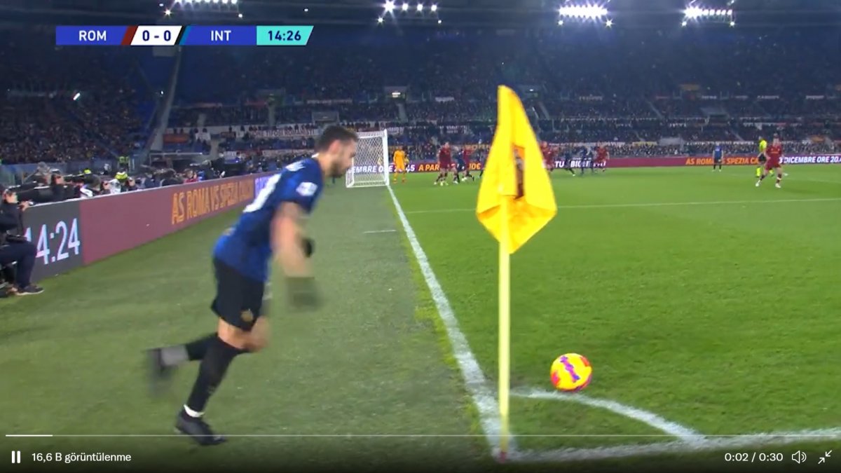 Hakan Çalhanoğlu kornerden topu kaleye gönderdi