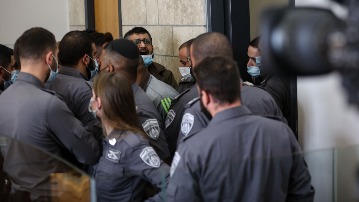 İsrail hapishanesinden kaçan Filistinliler mahkemede darbedildi