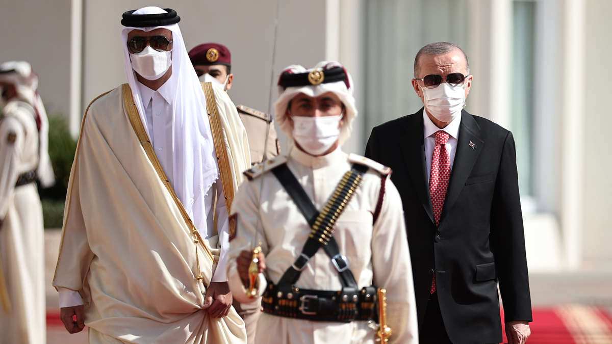 Katar'a giden Erdoğan, resmi törenle karşılandı