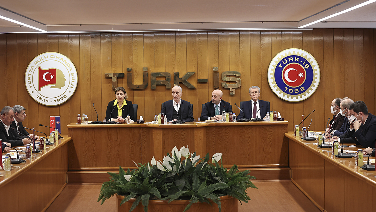 Türk-İş'ten asgari ücret açıklaması: Kamuoyundaki rakamların altına evet dememiz mümkün değil