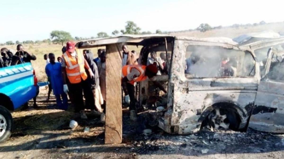 Nijerya'da otobüse yapılan saldırıda 21 kişi yanarak öldü