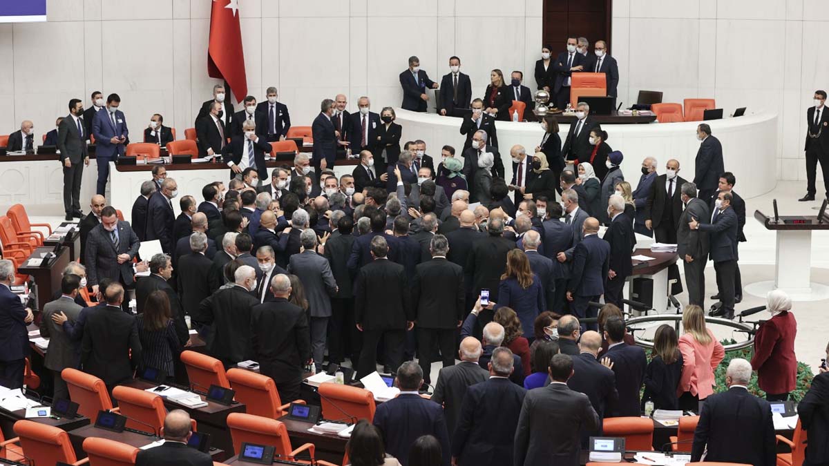 TBMM'de 'SBK uçağı' kavgası: Yumruklar havada uçuştu